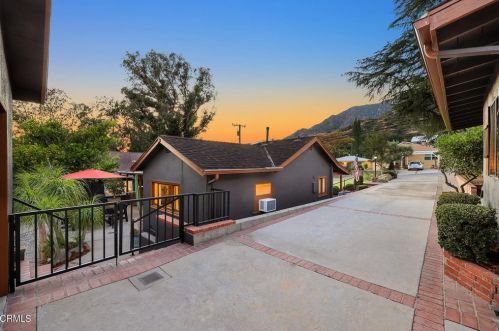 2512 Rockdell St, Glendale CA 91214-2221 exterior