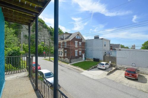 206 Hastings St, Cincinnati OH 45219-1420 exterior