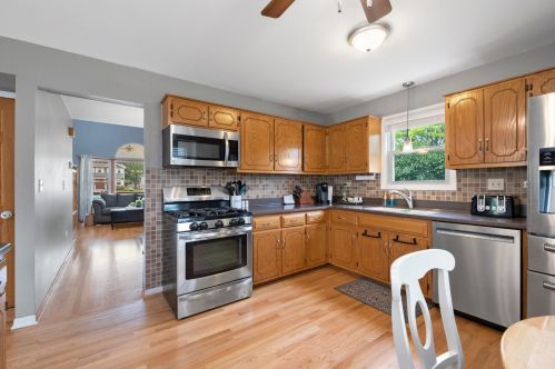 911 Cumberland Ct, Carol Stream IL  60188-9070 exterior