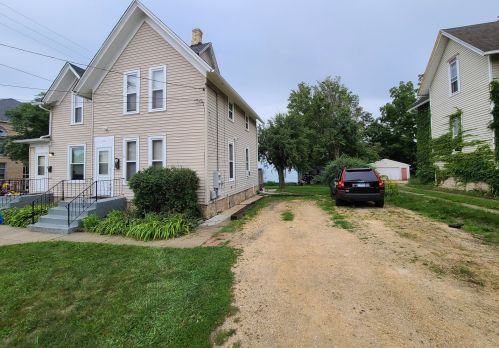 225 Summit St, Rockford, IL 61107-4229