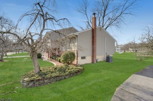 19 Arnold Dr, Parsippany, NJ 07054-2240