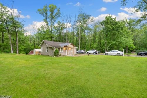 5 Colonial Rd, Mount Olive, NJ 07828-2906