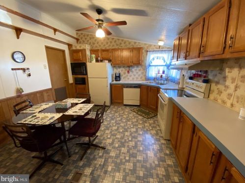 749 Longview Dr, Berkeley Springs, WV 25411-6434