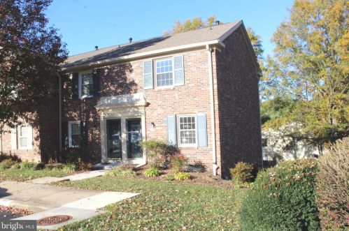 8400 Penshurst Dr, Springfield, VA 22152-1137