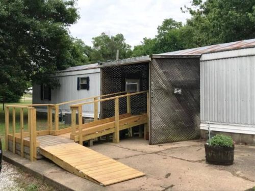 608 1st St, Bath, IL 62617-6030