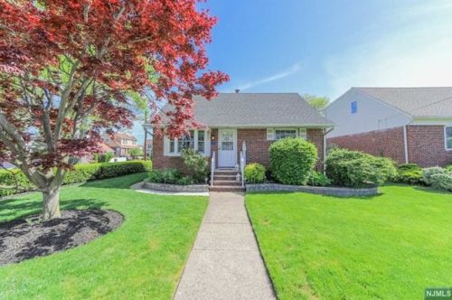 2 Forest Pl, Rochelle Park, NJ 07662-3925