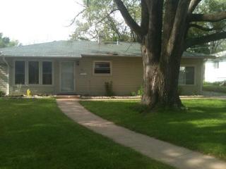106 Green Ln, Carpentersville, IL 60110-2211