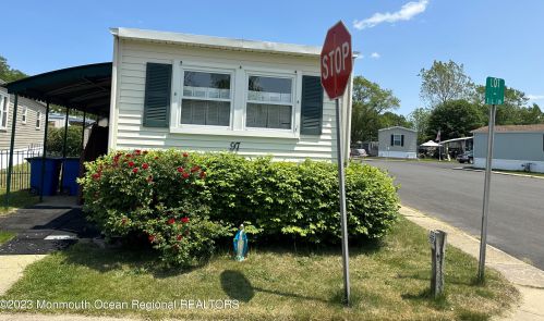 97 Locust Grv, Hazlet, NJ 07730-4146