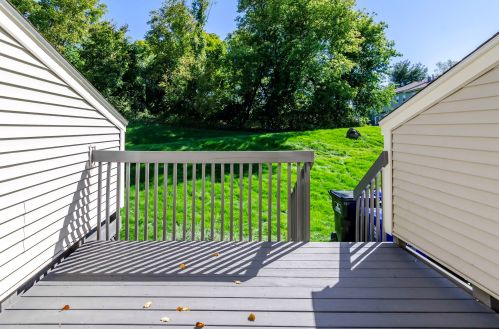 225 Fox Holw Dr, Hudson NH  03051-4885 exterior