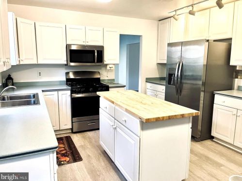 5076 Queens Wood Dr, Springfield VA  22015-1530 exterior