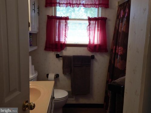 4 Stoneham Rd, Trenton NJ 08638-2745 exterior