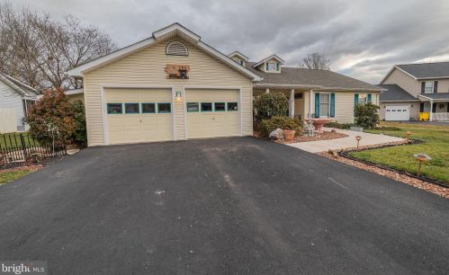 153 Stanford Ln, Falling Waters, WV 25419-3975