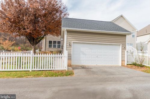 228 Lord Fairfax St, Charles Town WV  25414-2607 exterior