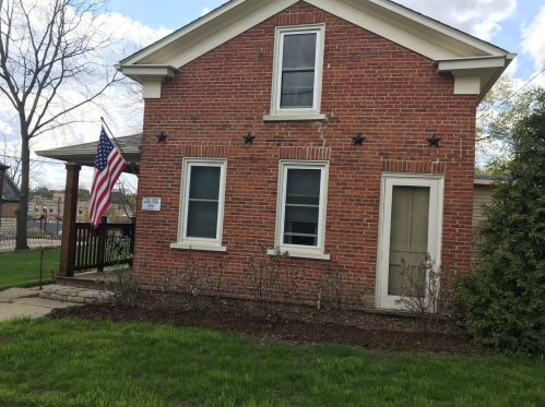29 Washington St, Carpentersville, IL 60110-2615