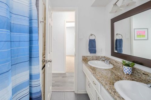 1917 Middle Gln Dr, Carrollton TX 75007-2418 exterior