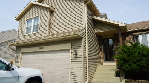207 Parkwood Dr, Streamwood, IL 60107-2243
