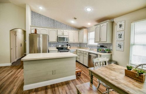 6500 Regina Dr, Fort Worth, TX 76131-1227