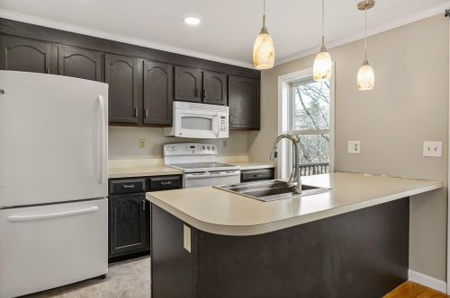 411 Ledgeview Dr, Rochester, NH 03839-5625