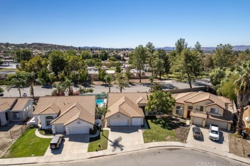 1204 Avenida Floribunda, San Jacinto CA  92583-5208 exterior