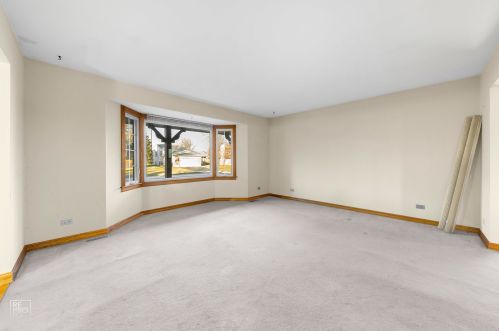 1058 Tennessee Ln, Elk Grove Vlg, IL 60007-2981