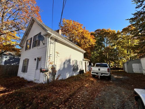 3 Pleasant St, Lisbon, ME 04252-1611