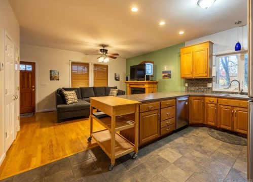 6 Mount Pleasant St, Derby CT  06418-2043 exterior