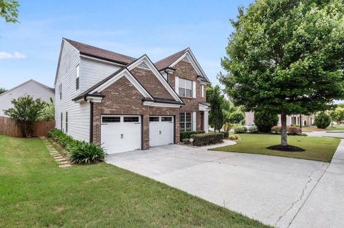 561 Fork Shady Dr, Lilburn, GA 30047-2627