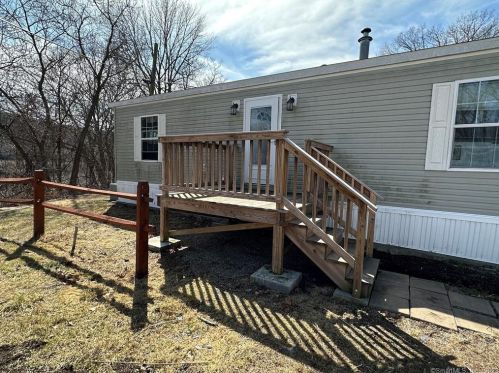 5 6th Ave, Huntington, CT 06484-4428