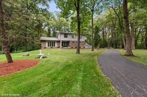 9008 Hickory Ln, Bull Valley, IL 60097-8957