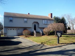 18 Kathleen Dr, Warren, RI 02885-1847