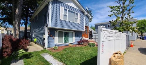 74 Simmons St, Providence, RI 02909-5323