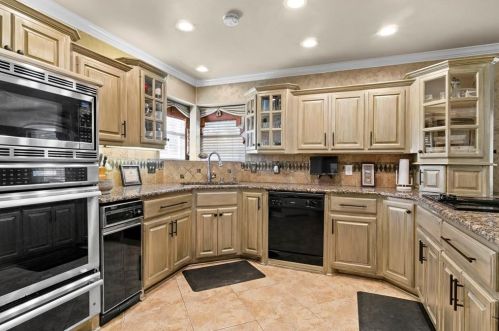 2106 Shari Ln, Garland TX 75043-1459 exterior