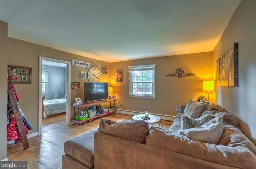 15 Lopatcong Dr, Trenton NJ 08638-1317 exterior