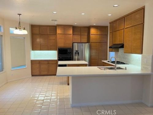 996 Calle Del Pacifico, Glendale, CA 91208-3020