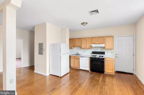 321-23 Front St, Philadelphia, PA 19106-4335