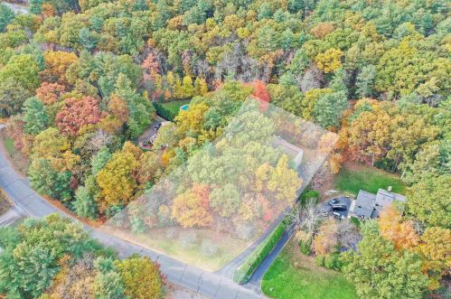 8 Windsor Blvd, Londonderry NH  03053-3662 exterior