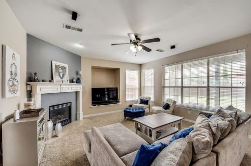 1617 Hawkins Ct, Carrollton TX  75010-3252 exterior