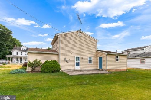 19 Sunset Ave, Ephrata PA  17522-2302 exterior