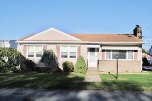 1 Hillview Dr, Providence, RI 02904-4616
