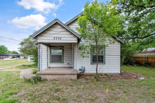 2032 Handley Dr, Fort Worth, TX 76112-5105