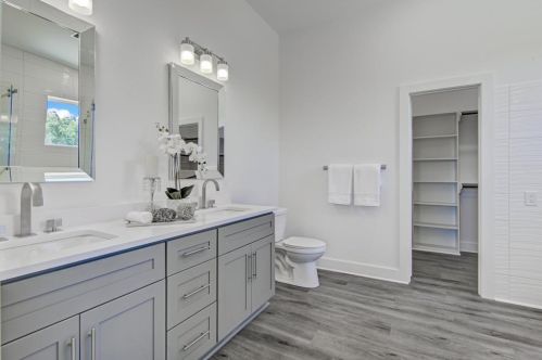 713 Baywood Dr, Taylor Lake Village TX exterior