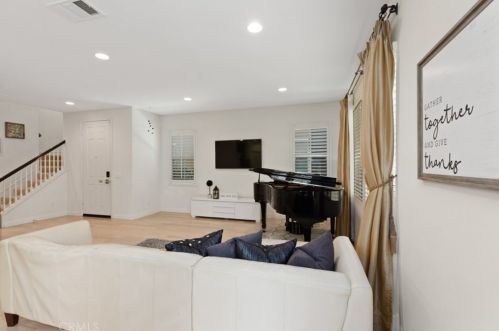 38 Latitude, Irvine CA  92618-8821 exterior