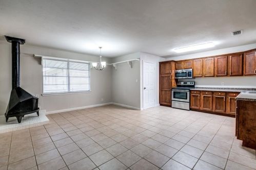 1612 Warren Ln, Fort Worth TX  76112-5723 exterior