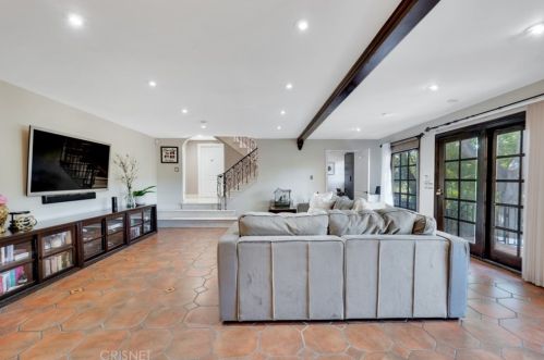 1664 Las Flores Dr, Glendale CA  91207-1200 exterior