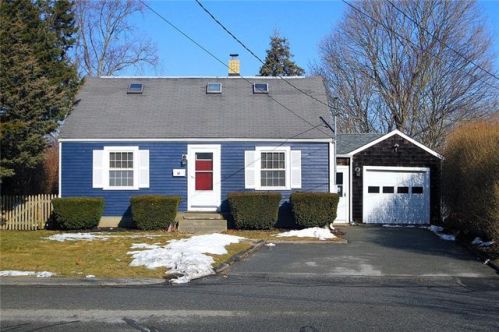 17 Hart St, Middletown, RI 02842-4865