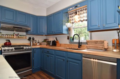 10 Hemlock Dr, Providence, RI 02919-6934