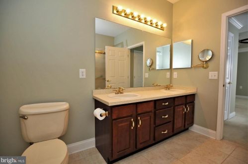 6 Hummingbird Dr, Trenton NJ  08690-3557 exterior