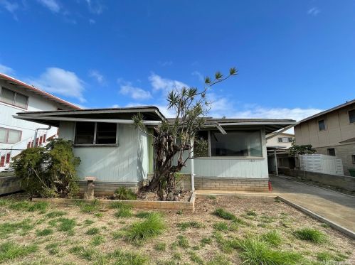 3257 Makini St, Honolulu, HI 96815-4271