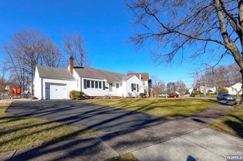 371 Leonard Dr, N Milford, NJ 07646-1003