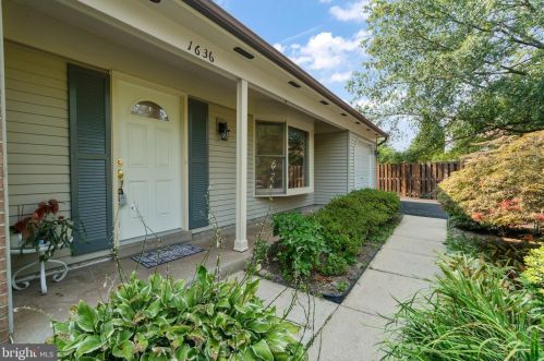 1636 Sadlers Wells Dr, Herndon, VA 20170-2912